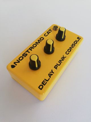 Delay Punk Console color amarillo