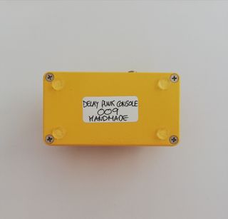 Delay Punk Console color amarillo