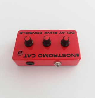 Delay Punk Console color rojo