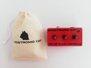Delay Punk Console color rojo