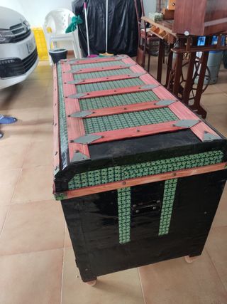 Baúl rosa antiguo