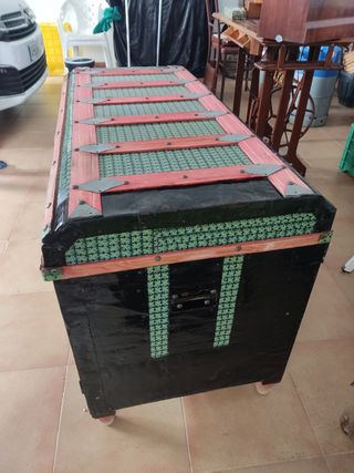 Baúl rosa antiguo