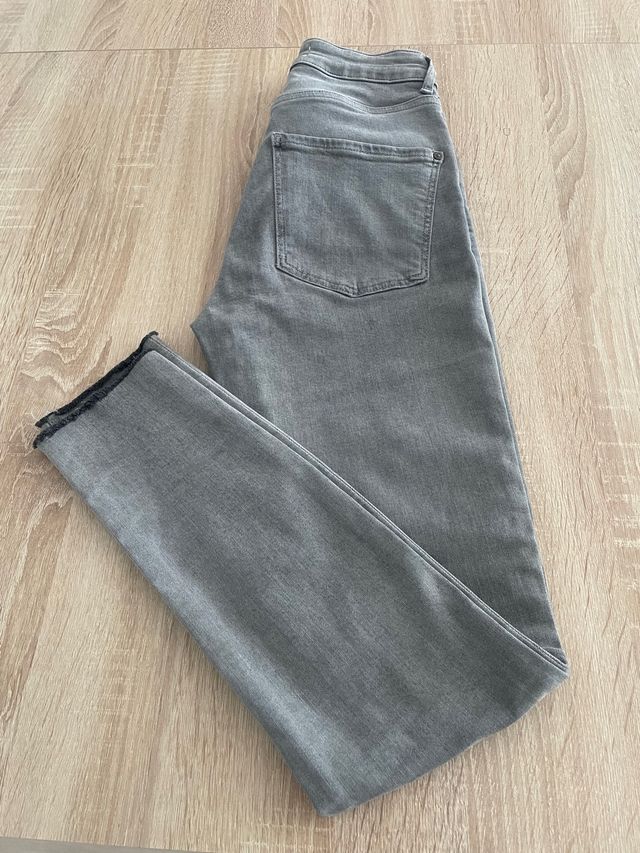 Pantalón gris de chica Mango