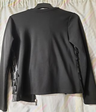 Chaqueta negra flecos