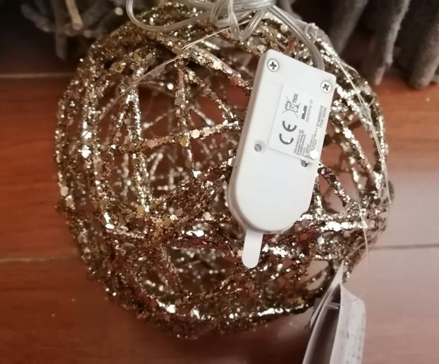 Bola dorada LED.
