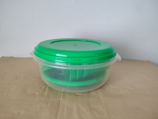 Fiambrera de plástico con cubertería