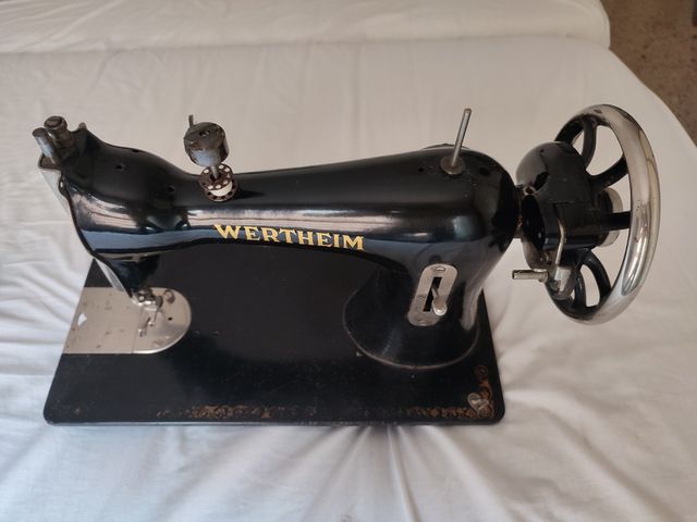 Maquina de coser Wertheim.