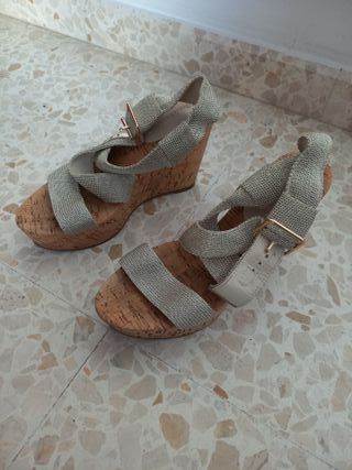 Zapatos de vestir. Zueco con tacón