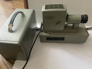 Proyector de diapositivas antiguo