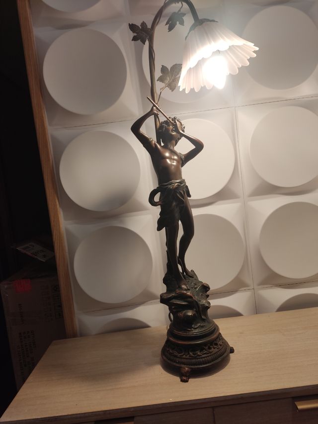 Lámpara de mesa de bronce