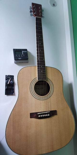Guitarra acústica y afinador cromático 