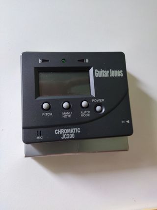 Guitarra acústica y afinador cromático 