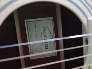 Guitarra acústica y afinador cromático 