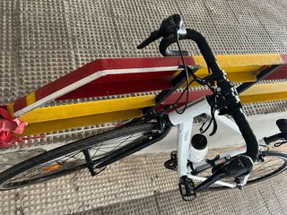 bici decatlon nueva con hinchador y botella