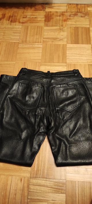 Pantalón de piel negro
