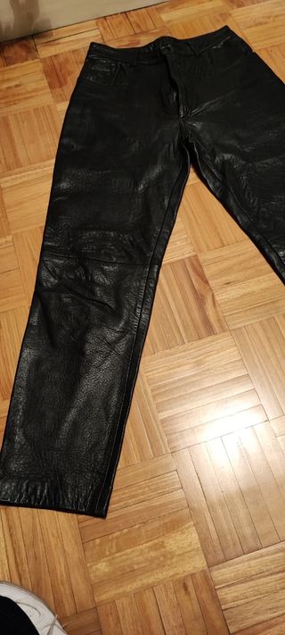 Pantalón de piel negro