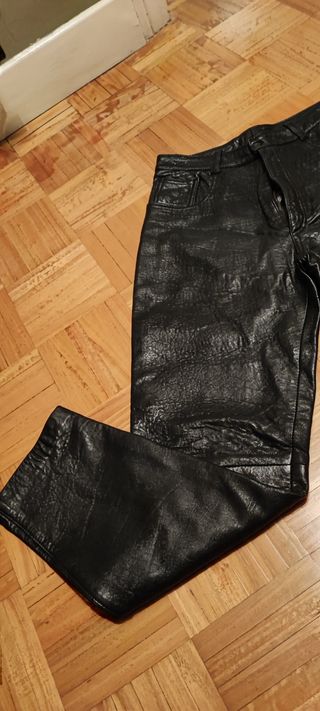 Pantalón de piel negro