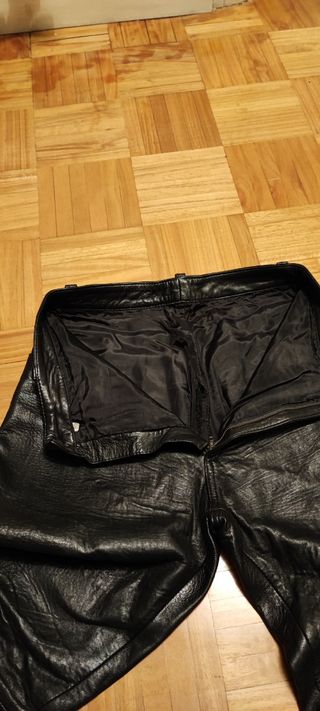 Pantalón de piel negro