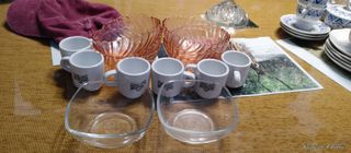 Cuencos de frutas y tazas