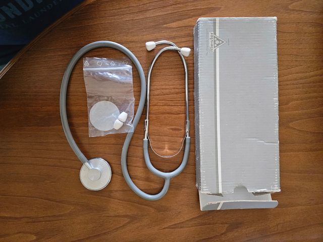 Medidor de tensão e estetoscópio