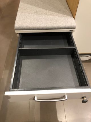 Cajonera con asiento Kinnarps