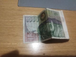un billete de 1000 pst