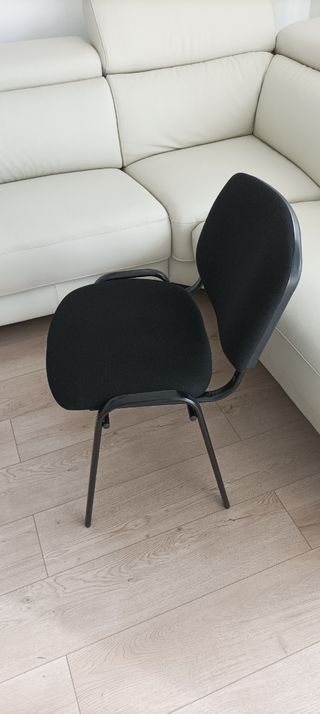 Silla tapizada en tela negra nueva