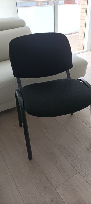 Silla tapizada en tela negra nueva