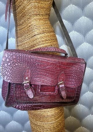 Bolso bandolera y asa de piel labrado en cocodrilo