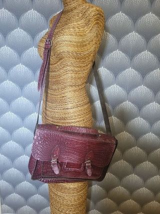 Bolso bandolera y asa de piel labrado en cocodrilo