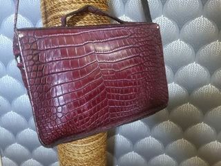 Bolso bandolera y asa de piel labrado en cocodrilo
