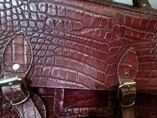 Bolso bandolera y asa de piel labrado en cocodrilo