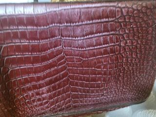 Bolso bandolera y asa de piel labrado en cocodrilo