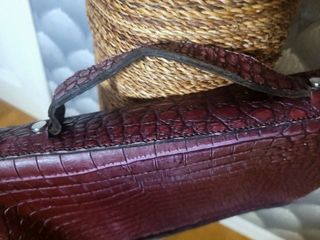 Bolso bandolera y asa de piel labrado en cocodrilo