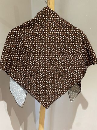 Pañuelo marrón floreado 
