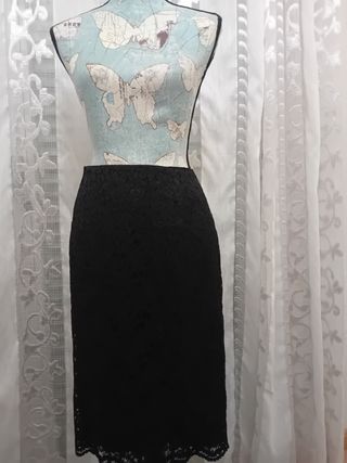 E070-Falda encaje negra talla 36