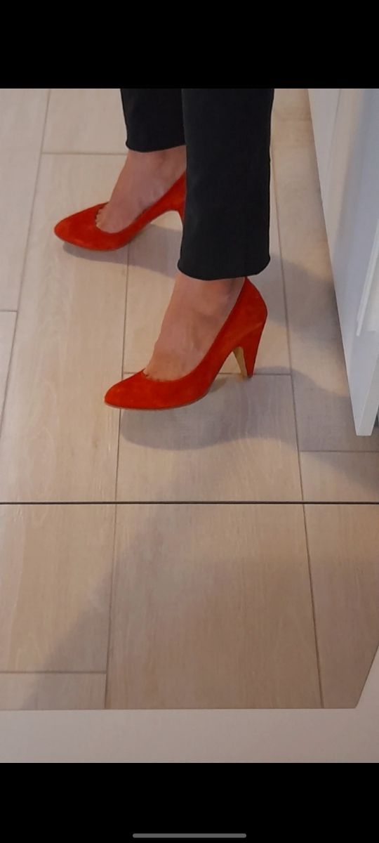 Alissia. Décolleté scamosciate rosse