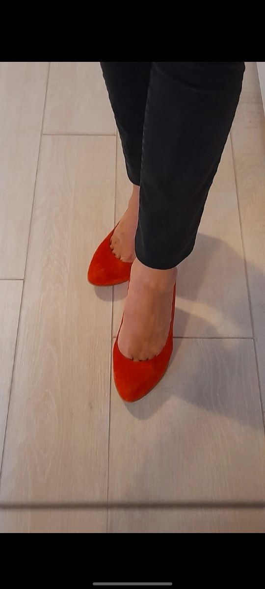 Alissia. Décolleté scamosciate rosse