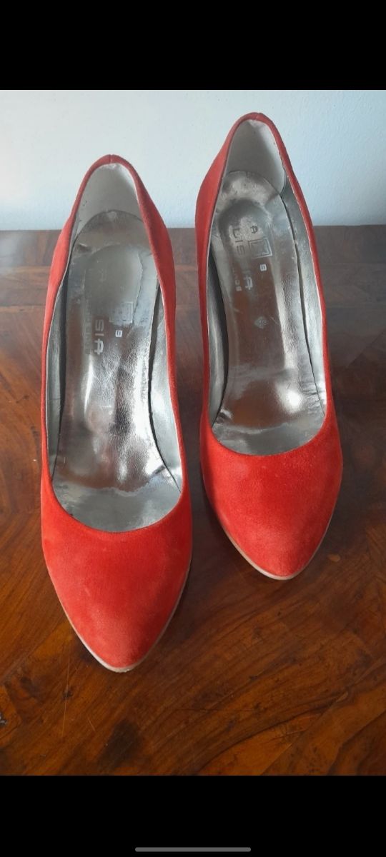 Alissia. Décolleté scamosciate rosse