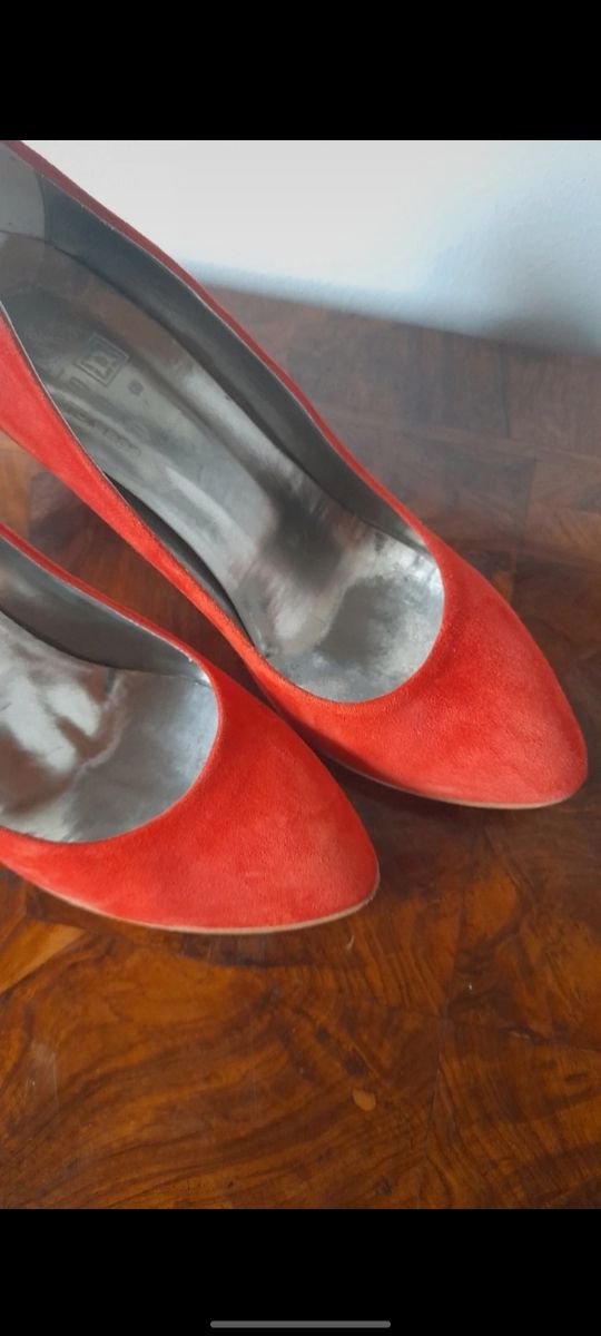 Alissia. Décolleté scamosciate rosse