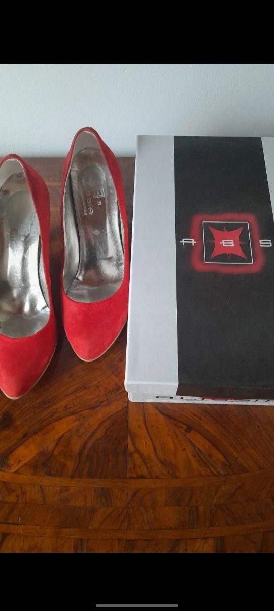 Alissia. Décolleté scamosciate rosse