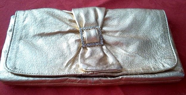 Cartera de mano en color dorado