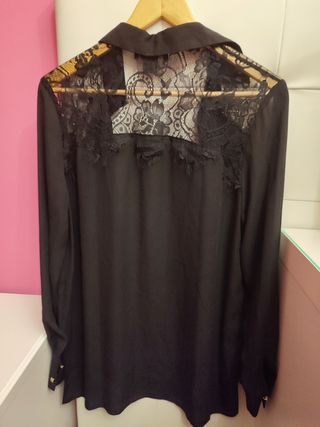 Blusa encaje hombros 