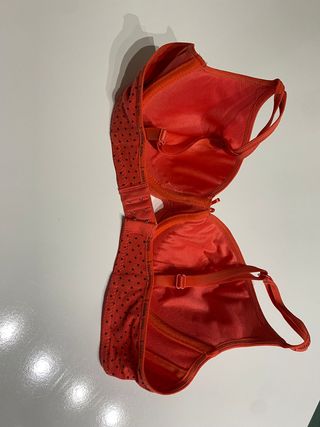Sujetador rojo a lunares negro