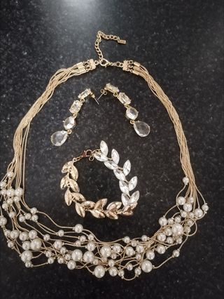 Bisuteria Collar, pendientes y pulsera 