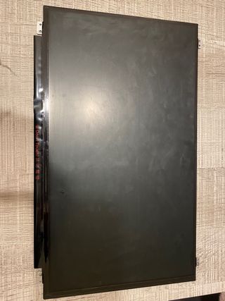 Pantalla de ordenador y cargador LENOVO