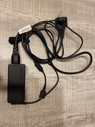 Pantalla de ordenador y cargador LENOVO