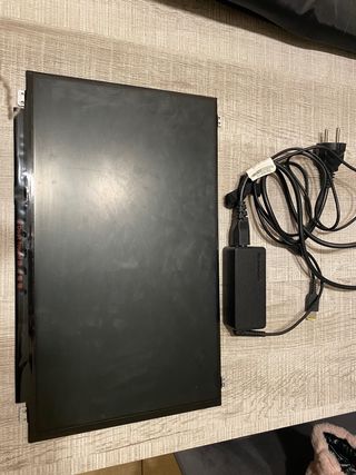 Pantalla de ordenador y cargador LENOVO