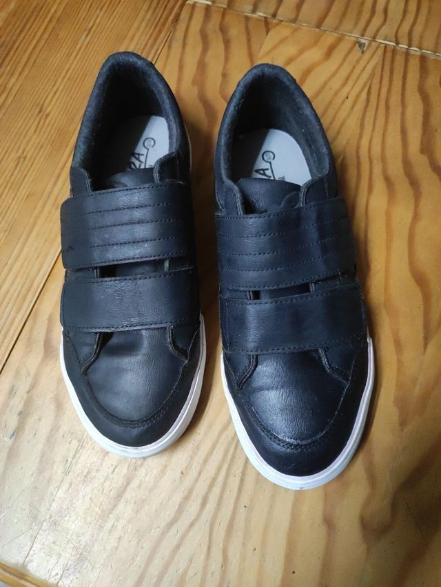 Zapatilla deportiva con velcro