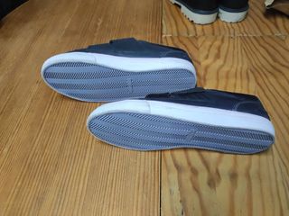 Zapatilla deportiva con velcro